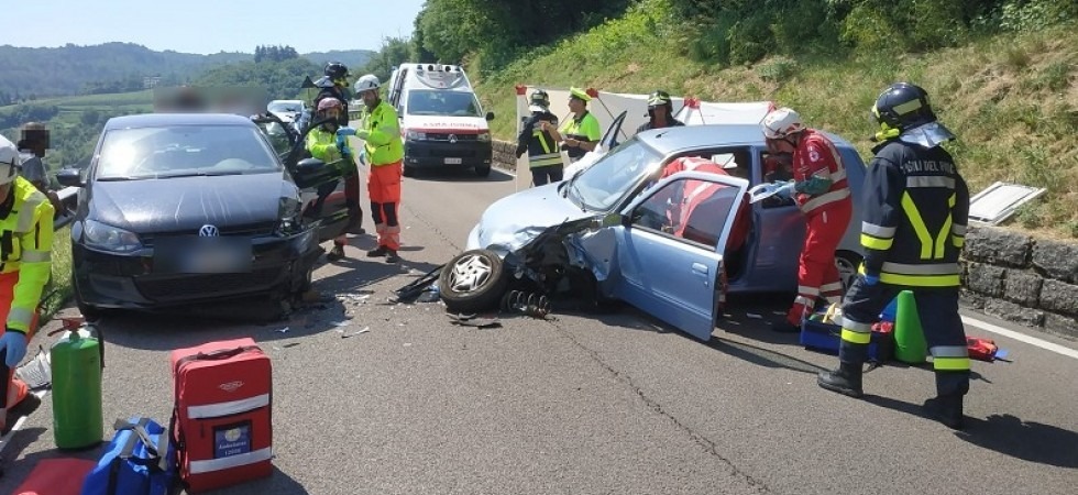 Frontale tra due auto a Mori, usate le pinze idrauliche per estrarre una persona